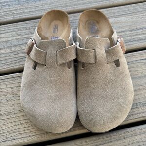 Like new Birkenstock women’s Suede Boston in Taupe size 37